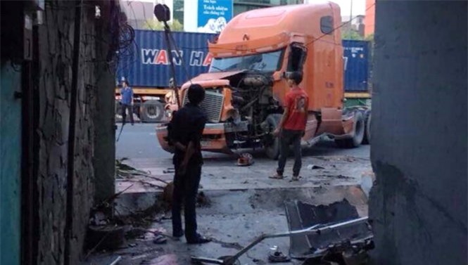 TP HCM: Xe container mất lái lao vào nhà dân, bốc khói dữ dội 