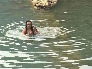 Bạn trai ép buộc "mây mưa", cô gái nhảy xuống hồ thoát thân