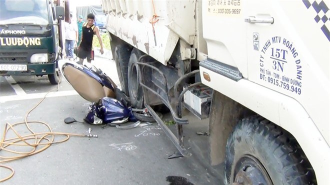 Xe ben leo dải phân cách cán hàng loạt xe máy dừng chờ đèn đỏ