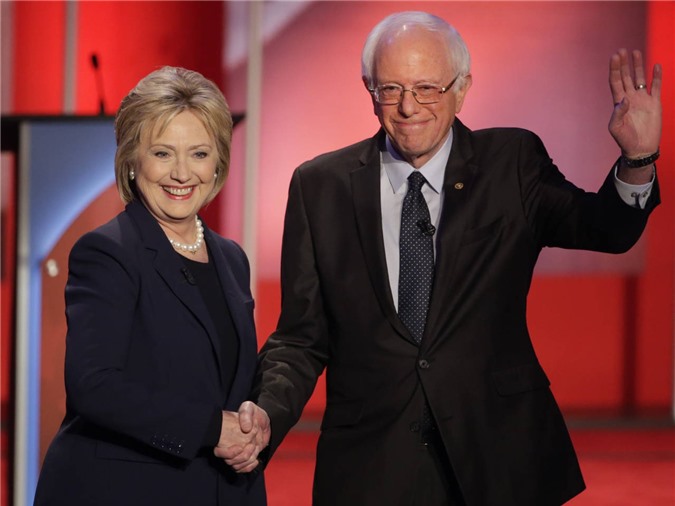 Không rút khỏi cuộc đua, nhưng Sanders thề "bắt tay" Clinton