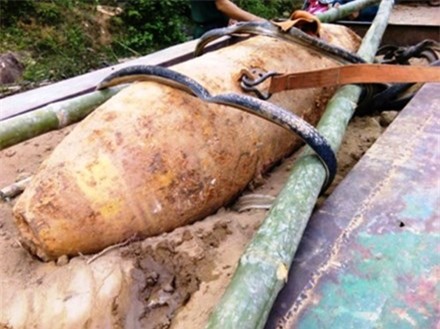 Múc đất trong vườn, phát hiện quả bom 340 kg nguyên ngòi nổ