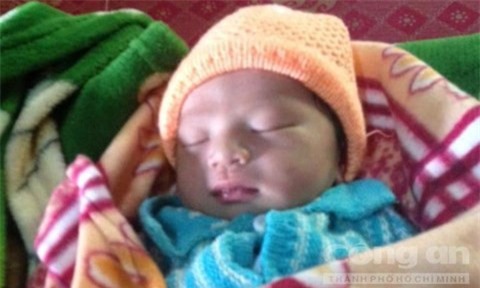 Người mẹ 21 tuổi vứt bỏ bé sơ sinh bên bờ ruộng xin nhận lại con