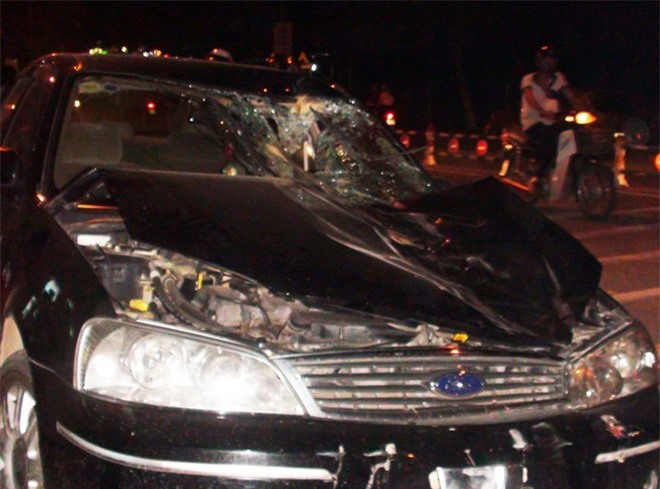 Xế hộp đâm ngựa lên nóc capô, tài xế bị thương nặng