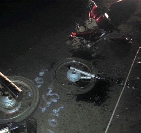 Xe máy tông nhau nát bét đầu, 2 người bị thương nặng