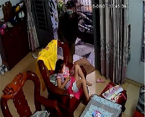 Bắt tên cướp táo tợn xông vào nhà giật Ipad của bé gái