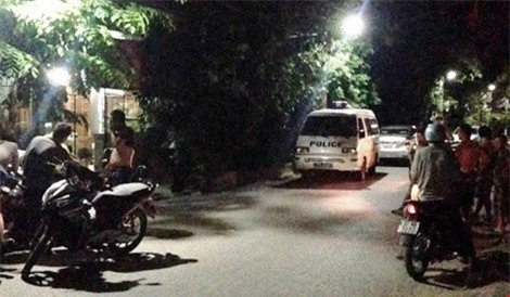 Chồng điên cuồng chém người đàn ông đứng nói chuyện với vợ mình