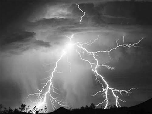 Đang địu con làm đồng, mẹ bị sét đánh tử vong