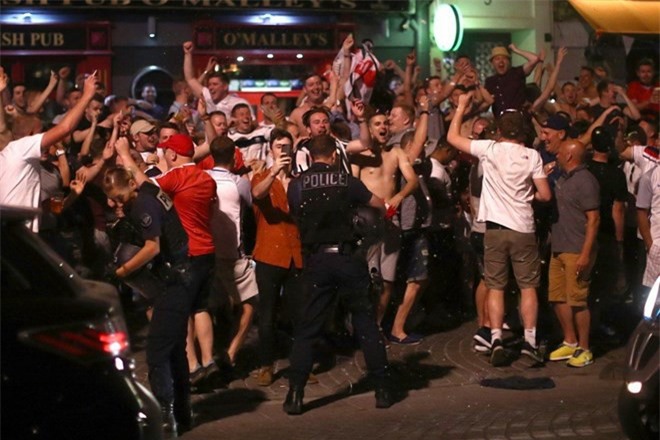 EURO 2016: Cảnh sát và cổ động viên đụng độ tại Marseille