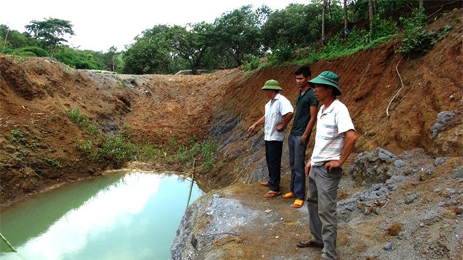Vợ khóc thét phát hiện chồng chết bị trói chặt hai tay dưới ao