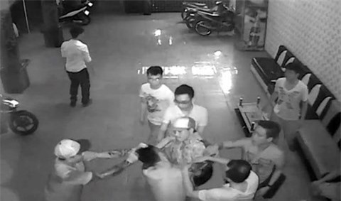 Giang hồ xăm trổ đất Cảng đánh đập dã man chủ quán karaoke