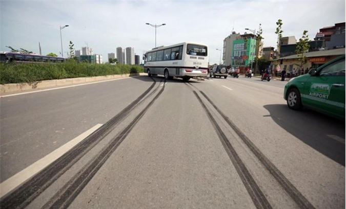 Hà Nội: Tai nạn kinh hoàng trên đường Võ Chí Công, 3 người bị thương