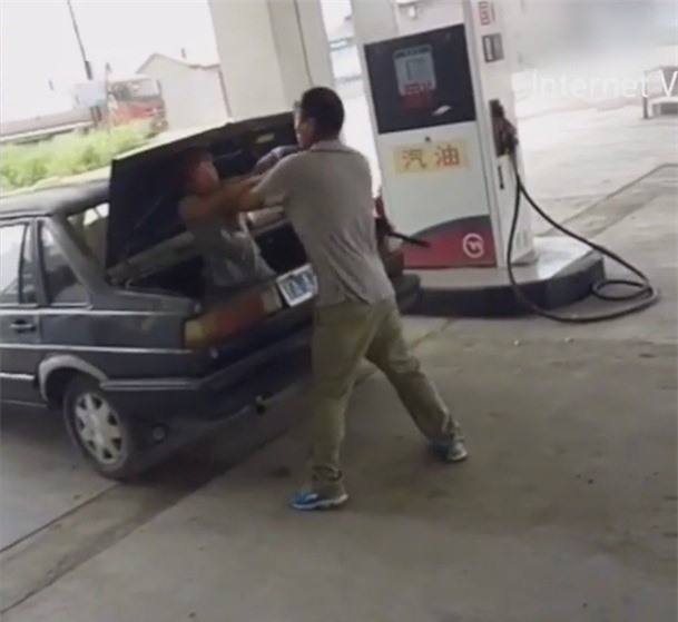 Sốc: Chồng đánh đập vợ dã man, nhét vào cốp xe ô tô