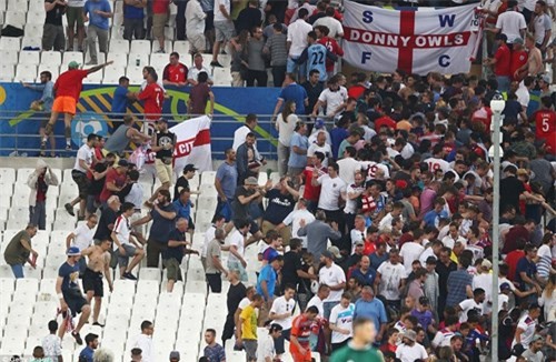 Sốc: Hàng trăm cổ động viên Nga - Anh xông vào đánh nhau