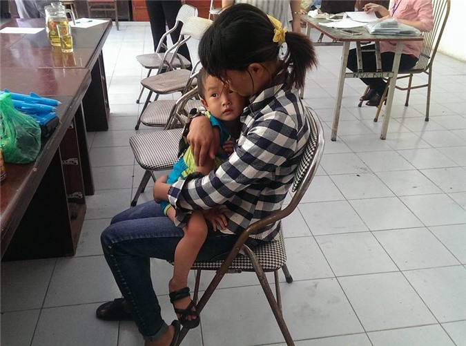 Bé 2 tuổi bị  bỏ rơi ở quán phở: Sự thật chấn động