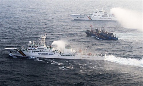 Bị Hàn Quốc trấn áp, 10 tàu cá Trung Quốc đã rời vùng biển trung lập