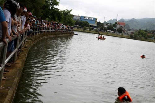 Cứu người yêu tự tử, người bạn trai chết đuối dưới hồ sâu