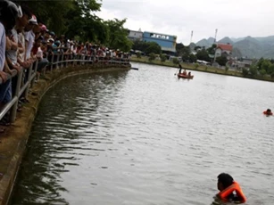 Cứu người yêu tự tử, người bạn trai chết đuối dưới hồ sâu