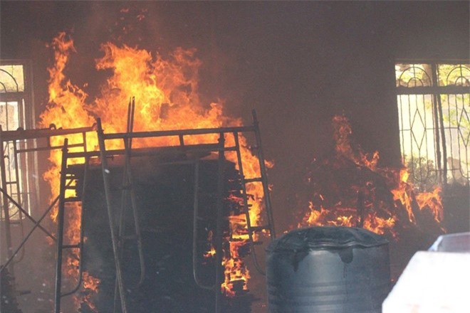 Hải Dương: Xưởng gỗ cháy dữ dội giữa trưa nắng gắt