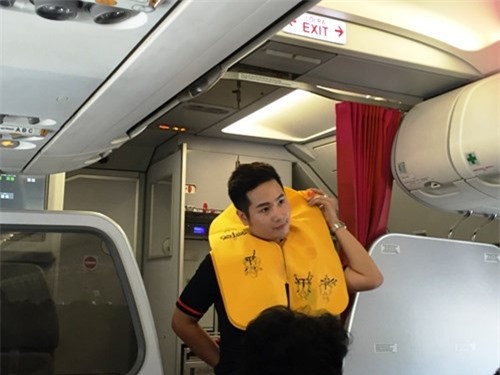 Hành khách tháo áo phao trên máy bay bị phạt 2 triệu đồng