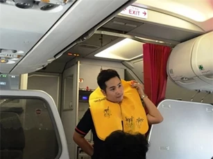 Hành khách tháo áo phao trên máy bay bị phạt 2 triệu đồng