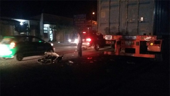 Nghệ An: Container đâm xe máy trong đêm, 1 người tử vong