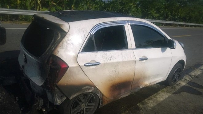 Thái Bình: Ôtô bốc cháy trên quốc lộ, 5 người may mắn thoát chết 