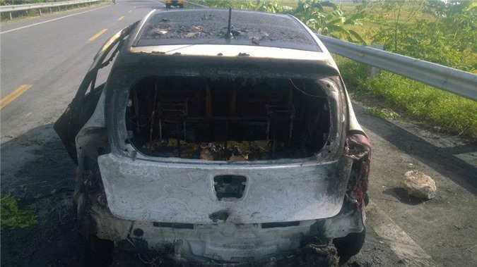 4 người thoát chết trong gang tấc khi chiếc ôtô bất ngờ bốc cháy