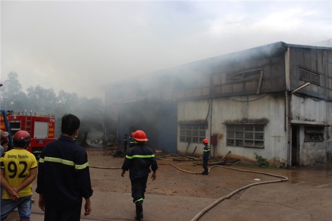 "Bà hỏa" ghé thăm, xưởng sản xuất giấy thành tro