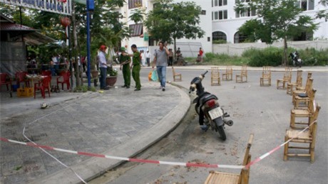 Bắt 3 cha con thiếu nữ đâm chết nam thanh niên sau câu nói thầm