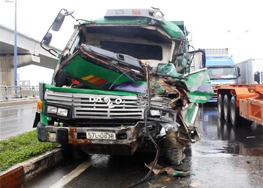 "Hung thần" tông nhau trên xa lộ Hà Nội, tài xế kẹt cứng trong cabin