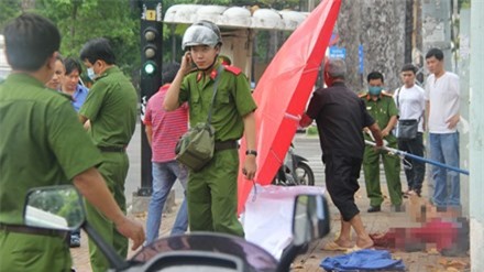 Người phụ nữ bán vé số đột ngột hộc máu chết bên lề đường