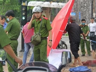 Người phụ nữ bán vé số đột ngột hộc máu chết bên lề đường