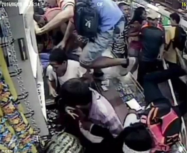 Bạo loạn và cướp bóc lan tràn, Venezuela phải áp lệnh giới nghiêm