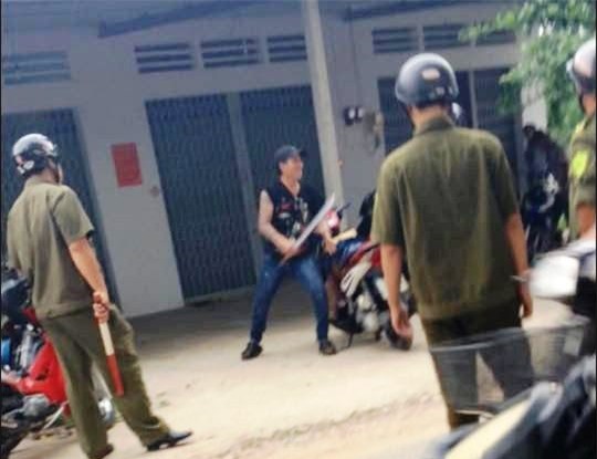 Con nghiện phê ma túy chém đứt 4 ngón tay tình nhân của vợ cũ