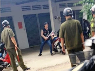 Con nghiện phê ma túy chém đứt 4 ngón tay tình nhân của vợ cũ