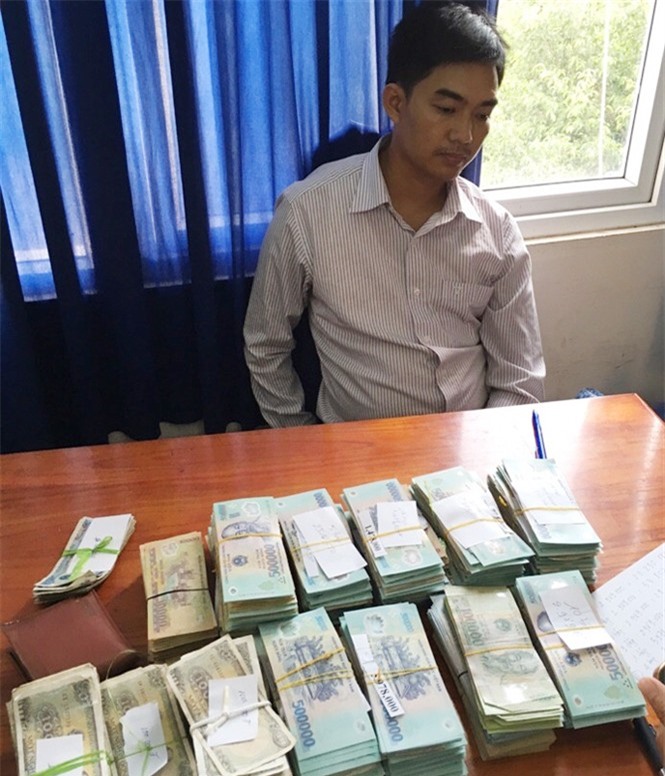 Công an "rởm" chiếm đoạt 550 triệu đồng của bồ mang về cho vợ