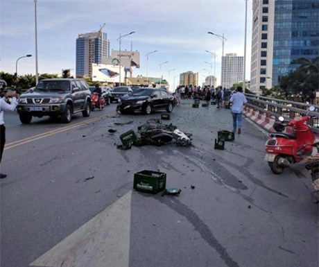 Hà Nội: Xế hộp tông liên hoàn, nhiều người nguy kịch