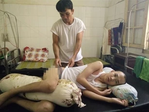 Thanh niên bị xe biển xanh tông trúng, gia đình bặt tin 4 tháng