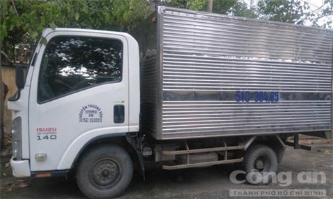 Truy tìm chủ nhân chiếc xe tải ISUZU bí ẩn bị bỏ quên