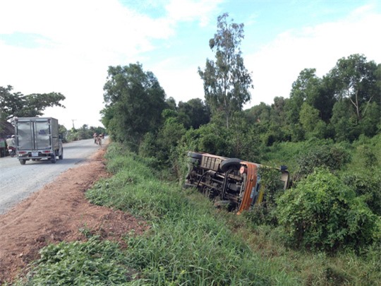 Xe khách bất ngờ lao xuống ruộng, 10 hành khách đi cấp cứu