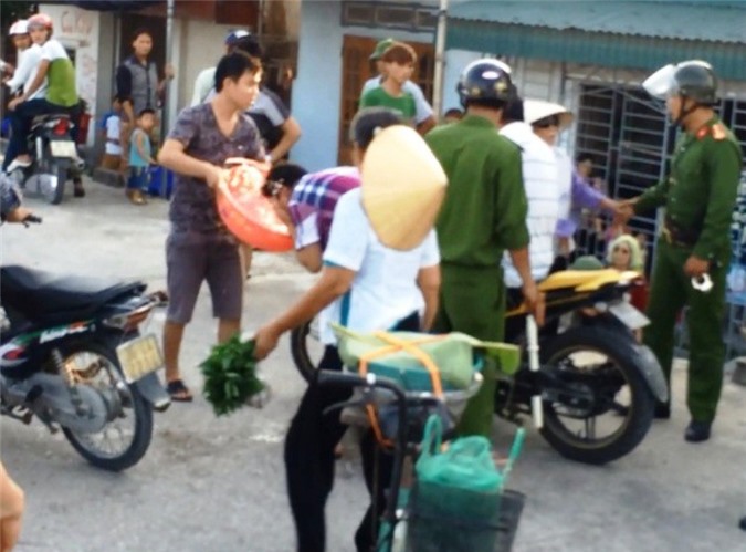 Cán bộ công an xịt hơi cay vào mặt dân bị đình chỉ