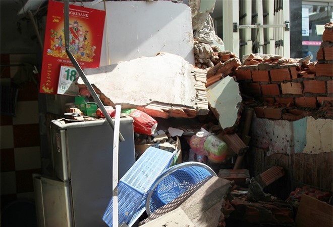 Đồng Nai: Hai xe cẩu không người lái tông sập quán nước