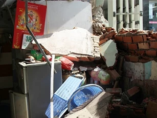 Đồng Nai: Hai xe cẩu không người lái tông sập quán nước