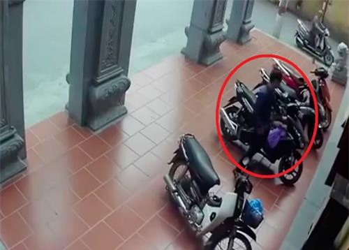 Hà Nội: Thanh niên trộm xe máy của sư thầy trước cửa chùa