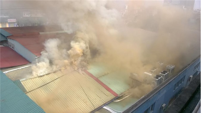 Đang cháy lớn tại một văn phòng công ty, nhân viên chạy toán loạn