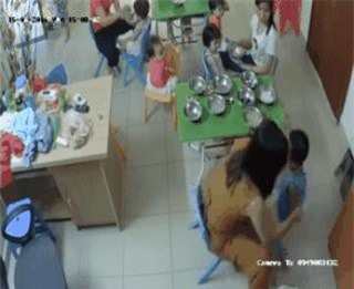 Phẫn nộ cô giáo véo đùi, tát liên tiếp vào mặt bé 3 tuổi khi cho ăn