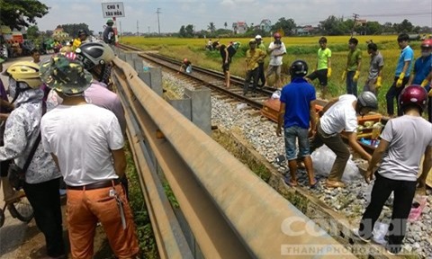 Bắc Giang: Mẹ bị hất văng, con bị tàu hỏa kéo lê, chết thảm