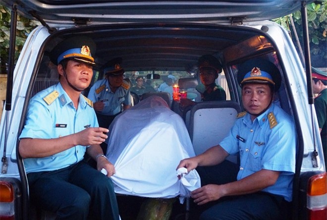 Đau xót đón thi thể phi công Su-30KM2 mất tích vào bờ