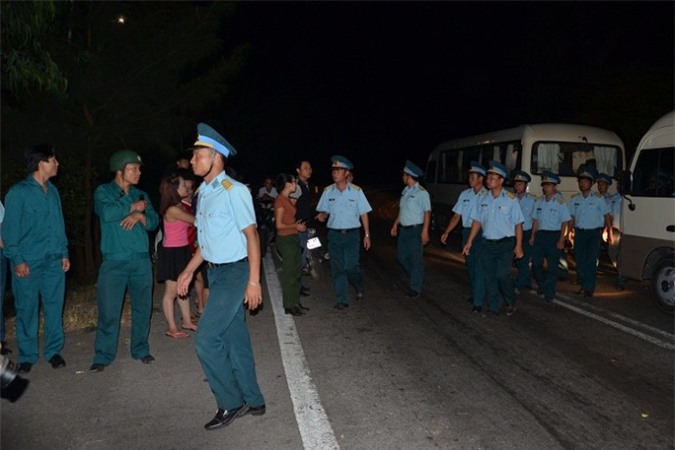 Đưa thi thể phi công Su-30MK2 Trần Quang Khải về đất liền