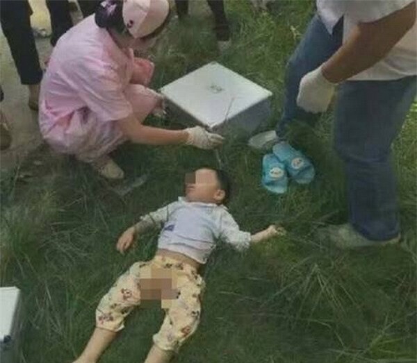 Cãi nhau với chồng, mẹ ném con từ tầng 7 xuống đất